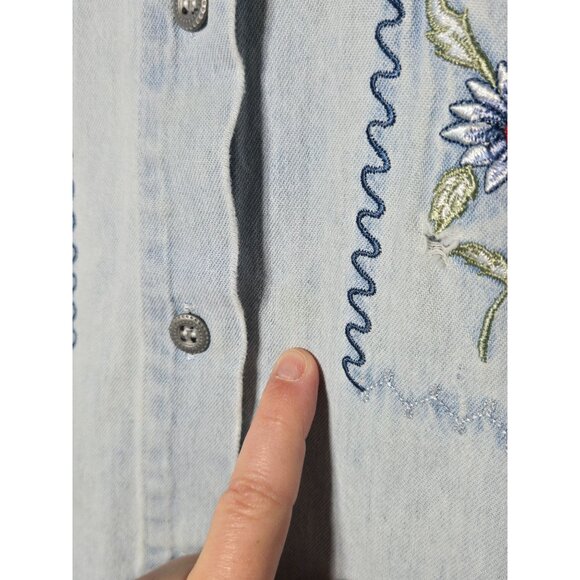 Capacity Women Embroidered Floral Denim Button-Up Shirt Plus Size 2X Grannycore - Picture 4 of 10